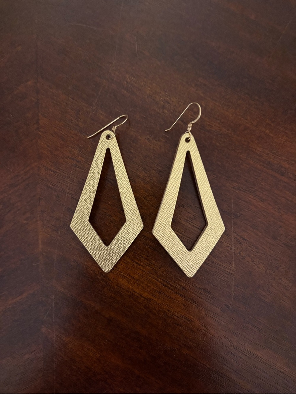 Nickel and suede gold bries